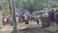 Vendedores en La Habana protestaron por el desalojo de sus puestos cerca del mercado La Cuevita. Vendedores en La Habana protestaron por el desalojo de sus puestos cerca del mercado La Cuevita.