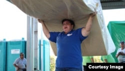 Distribución de colchones en los albergues para cubanos.