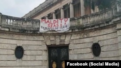 Cartel antisemita colocado en la Universidad de La Habana