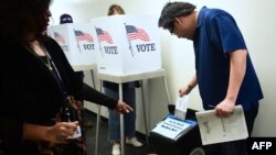 Electores ejercen su derecho al voto en Los Angeles, California.