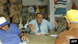 En esta foto de Archivo tres miembros de la asociación de combatientes.