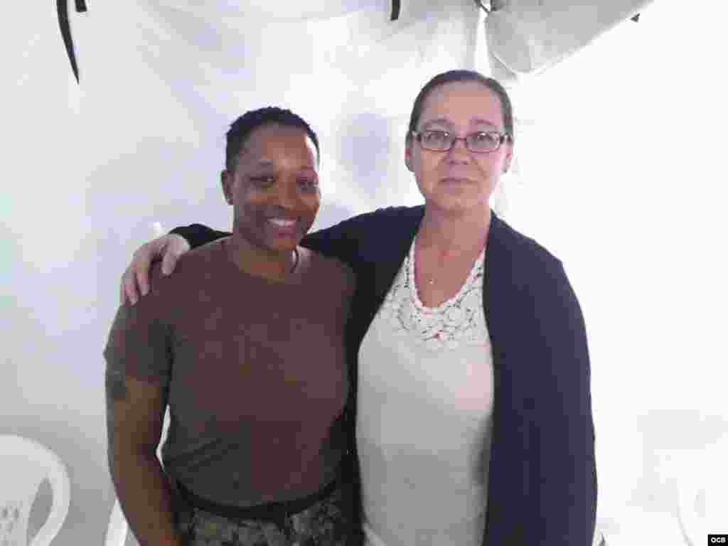 Yaquelín Vera junto a una miembro del equipo del buque hospital.