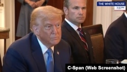 El presidente de EEUU, Donald Trump, habla a la prensa al comienzo de una cena en la Casa Blanca, Washington, D.C., 7 de julio del 2025.