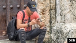Un cubano revisando su teléfono en La Habana (Imagen de Archivo)