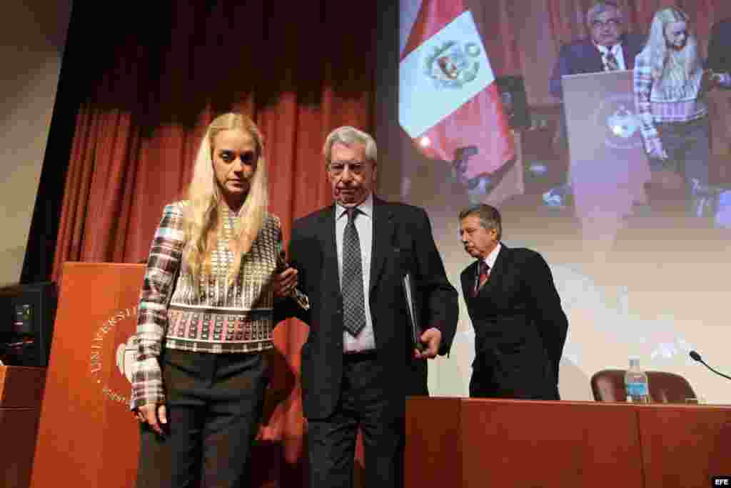 El escritor peruano, Mario Vargas Llosa (c) con la esposa de opositor venezolano preso Leopoldo López, Lilian Tintori (i).