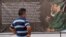 Un hombre observa un afiche con un texto y una imagen del líder de la revolución cubana Fidel Castro hoy, sábado 3 de diciembre de 2016, en un parque en Santiago de Cuba (Cuba).