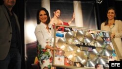 La cantante cubana Gloria Estefan sostiene el reconocimiento de Sony Music por 100 millones de discos vendidos durante la presentación de su nuevo trabajo discográfico "The Standards" en Miami (Florida, EE.UU.).