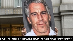 Una joven denuncia a Jeffrey Epstein el 8 de julio de 2019 frente al tribunal en Nueva York