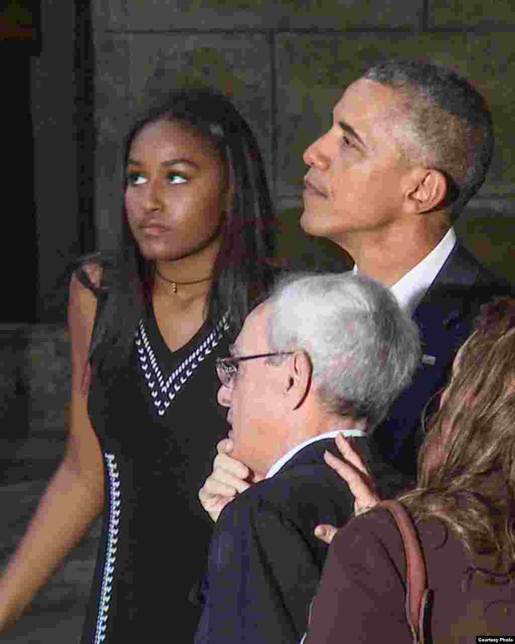 Obama acompañado de una de sus hijas.