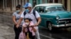 Una familia se traslada en bicicleta por una calle de La Habana después de la reapertura. (AP/Ramon Espinosa)