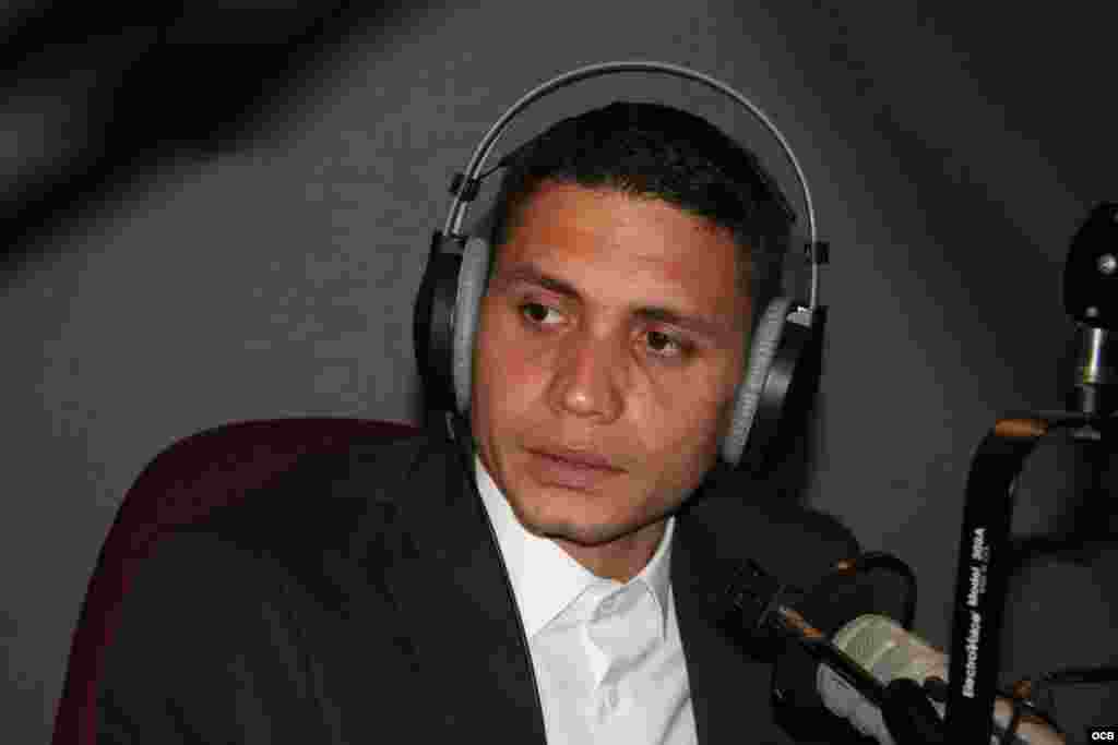 Eliecer Ávila en los estudios de Radio Martí