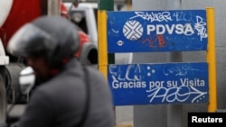 El logo de PDVSA en una estación de gasolina en Caracas.