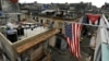 Banderas de Cuba y EEUU cuelgan en un balcón de La Habana.