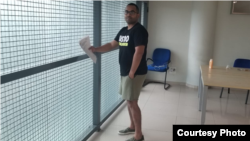 Luis Carlos Falcón Moreno en la sala de detenidos del Aeropuerto de Barcelona.