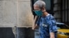 Un hombre usa una máscara protectora contra el coronavirus en una calle de La Habana. (YAMIL LAGE / AFP)