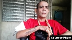 Cristian Pérez Carmenate en una imagen que muestra su deterioro físico.