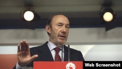 El secretario general del PSOE, Alfredo Pérez Rubalcaba, durante la rueda de prensa. Archivo.