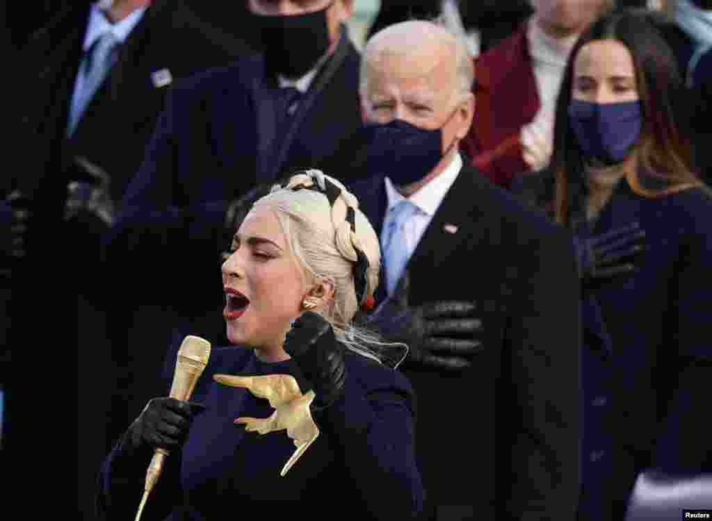 Lady Gaga canta el Himno Nacional durante la toma de posesión de Joe Biden como el 46º presidente de los Estados Unidos. REUTERS / Kevin Lamarque