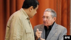 Raúl Castro y Nicolás Maduro (i), hablan en diciembre del 2016.