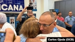 José Daniel Ferrer es recibido por miembros de la comunidad cubana exiliada en una recepción en la sede de la Fundación Nacional Cubano Americana, en Miami.