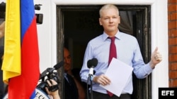 Archivo - El fundador de Wikileaks Julian Assange ofreciendo unas declaraciones desde el balcón de la embajada de Ecuador en Londres (Reino Unido).
