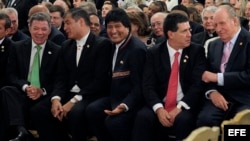 El Rey Juan Carlos conversa con el presidente de Paraguay Horacio Cartes (2d), junto a los presidentes de Colombia, Juan Manuel Santos (i); Ecuador, Rafael Correa (2i), y Bolivia, Evo Morales (c), durante la toma de posesión de Mauricio Macri como nuevo
