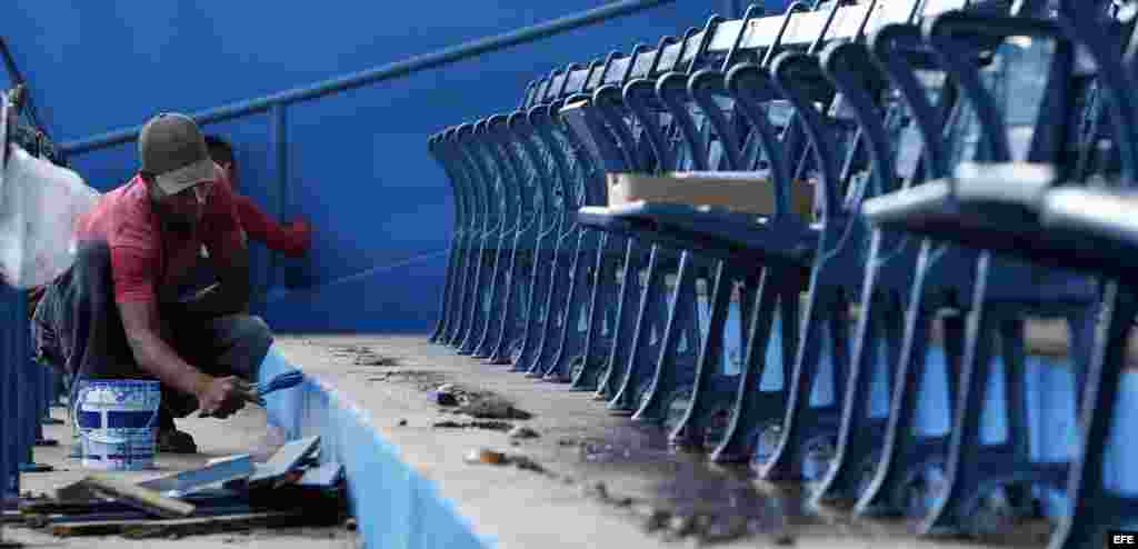 Un trabajador del estadio Latinoamericano de béisbol realiza labores de mantenimiento hoy, miércoles 16 de marzo del 2016, para el encuentro de una selección cubana de béisbol y el equipo Tampa Bay.
