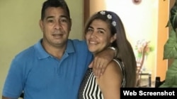 El pastor Lorenzo Rosales junto a su esposa. (Foto: Christian Solidarity Worldwide)