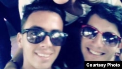 El Director General del Proyecto oficialista Babel, Víctor Manuel Dueñas (izq.), su pareja, el también activista LGBTI Jancel Moreno (der.)