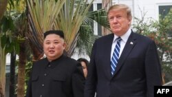 Donald Trump camina junto a Kim Jong Un en el hotel Sofitel Legend Metropole de Hanoi.