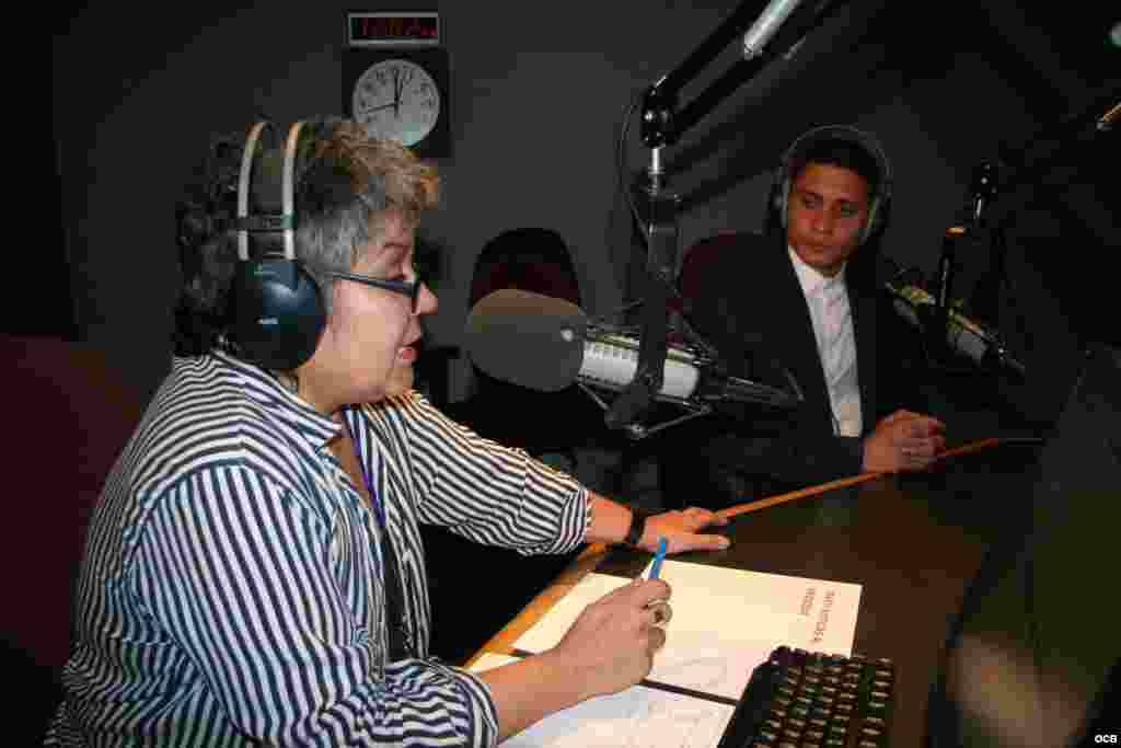 Eliecer Ávila en el Noticiero de Radio Martí junto a Margarita Rojo
