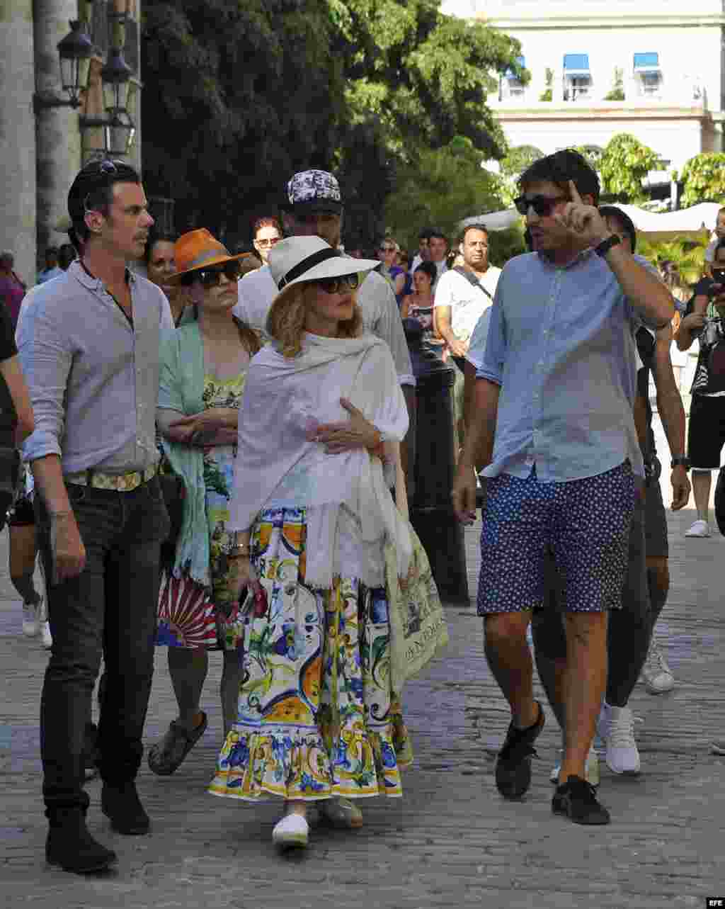 La cantante y compositora Madonna (2-i) llega hoy, martes 16 de agosto del 2016, al restaurante "La Guarida" en La Habana (Cuba). Madonna, que hoy cumple 58 años, celebró el día con un paseo por las pintorescas calles del lugar, que también recorrió a bo