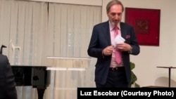 El embajador Mauro Reina en el acto de entrega del Premio a la Diplomacia Comprometida con los Derechos Humanos en Cuba.