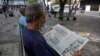 En La Habana un hombre lee el diario oficial Juventud Rebelde. (Yamil Lage/AFP).