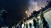 Alemanes escalan el Muro de Berlín en la Puerta de Brandenburg el 9 de noviembre de 1989. (REUTERS/Herbert Knosowski).