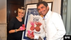 Los actores de "Fresa y Chocolate" Mirta Ibarra (i) y Vladimir Cruz (d)