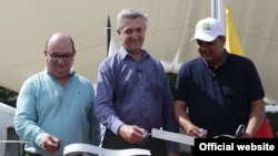 Filippo Grandi, al centro, inauguró la instalación médica en el Norte de Santander, Colombia, que atenderá a refugiados venezolanos.