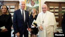 El presidente Joe Biden junto al Papa Francisco. Vatican Media/Handout via REUTERS
