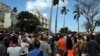 Cientos de personas hacen cola en un parque habanero frente a la Embajada de España en Cuba (Foto: Archivo).