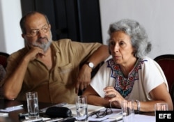 Alquimia Peña (d), directora general de la Fundación del Nuevo Cine Latinoamericano, conversa con la prensa junto al nuevo director (interino) de la escuela, Jerónimo Labrada (i).