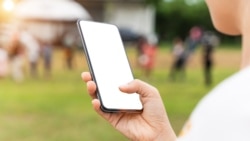 Noticias de Cuba en 5 minutos | 06/20/2025 
Tarifazo de Etecsa (Imagen de referncia)
Close up of woman hand using mobile smartphone with blank screen outdoors