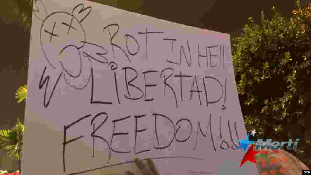 Muchos jóvenes cubanoamericanos salieron a las calles, en memoria de sus abuelos y padres. 