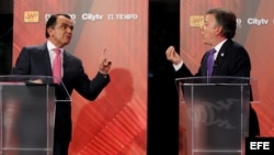 El candidato presidente de Colombia, Juan Manuel Santos (d), y su contendiente por el partido Centro Democrático, Óscar Iván Zuluaga (i), participaron en un debate televisado el lunes 9 de junio de 2014.