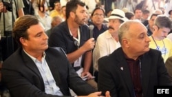 Antonio Castro Soto del Valle (i) junto a Heriberto Suárez (d), durante una conferencia ofrecida por ejecutivos de MLB el 15 de diciembre, en La Habana.
