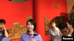 Empleados de la escuela del Partido Comunista Chino en Beijing guían a los periodistas en un recorrido por las instalaciones.