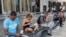 Muy cerca del Malecón: cubanos se conectan al wifi en La Rampa (Havana Times)