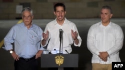 El líder venezolano Juan Guaidó en una conferencia de prensa al concluir el concierto "Venezuela Aid Live", junto a los presidentes de Chile, Sebastián Piñera (izq.) e Iván Duque, de Colombia (der.) AFP.