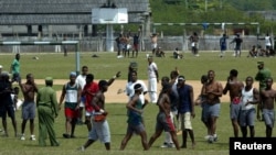 Reclusos en el patio de la cárcel Combinado del Este, en La Habana. Foto tomada el 31 de marzo de 2004. REUTERS/Claudia Daut