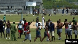 Reclusos en el patio de la cárcel Combinado del Este, en La Habana. Foto tomada el 31 de marzo de 2004. REUTERS/Claudia Daut