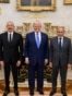 El presidente de Azerbaiyán, Ilham Aliyev (izquierda), el presidente Donald Trump (centro) y el primer ministro armenio, Nikol Pashinyan (derecha), asisten a una ceremonia de firma de un acuerdo de paz entre Azerbaiyán y Armenia en la Casa Blanca, el 8 de agosto de 2025 (crédito de la foto: Cuenta X de la Casa Blanca).